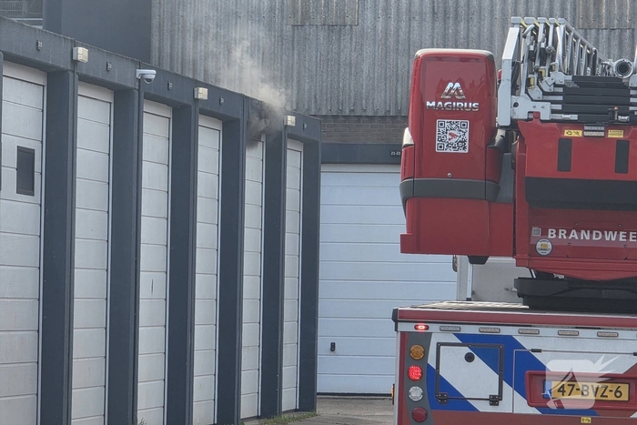 Brandweer bestrijdt brand in garagebox