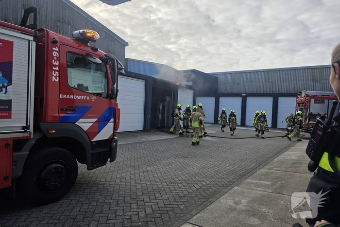 Brandweer bestrijdt brand in garagebox