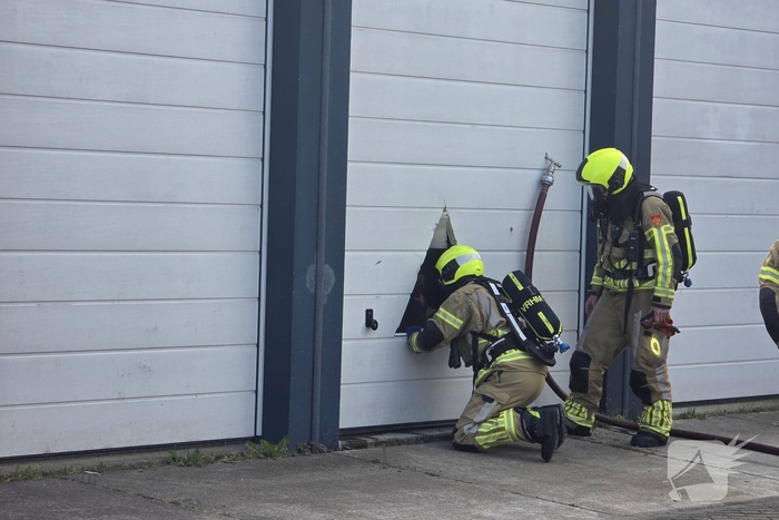 Brandweer bestrijdt brand in garagebox