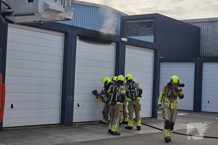 Brandweer bestrijdt brand in garagebox