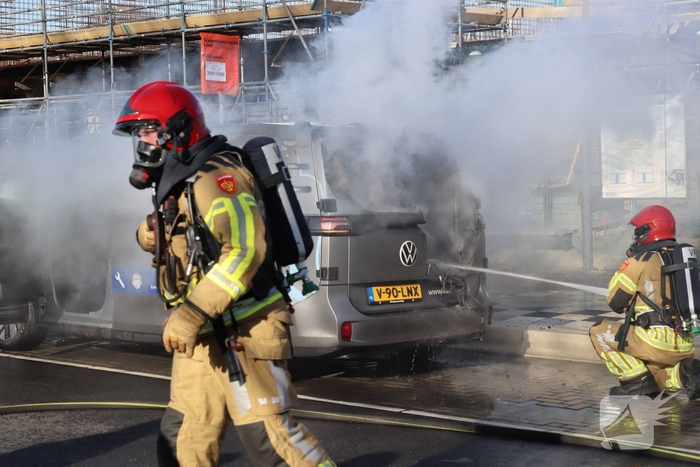 Brand in bestelbus zorgt voor rookontwikkeling