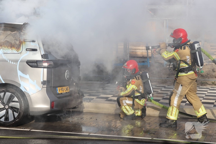 Brand in bestelbus zorgt voor rookontwikkeling