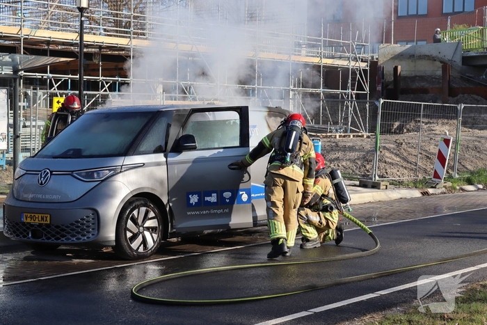 Brand in bestelbus zorgt voor rookontwikkeling