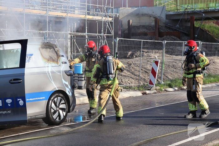 Brand in bestelbus zorgt voor rookontwikkeling