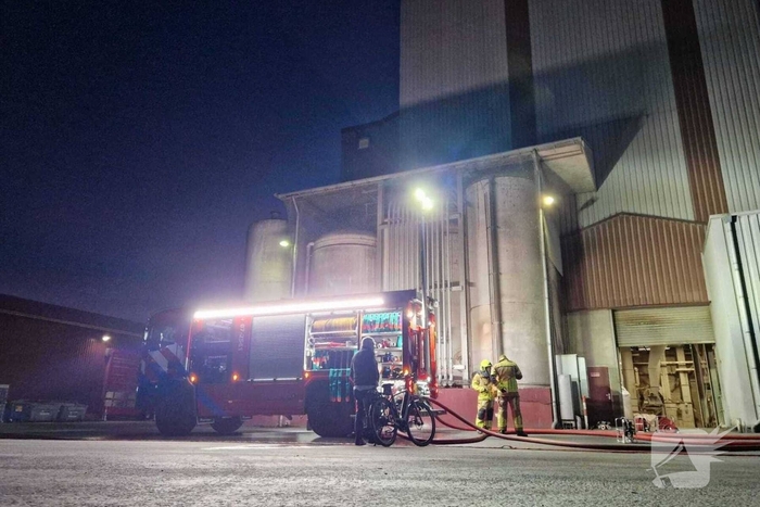 Industriebrand in diervoedersbedrijf