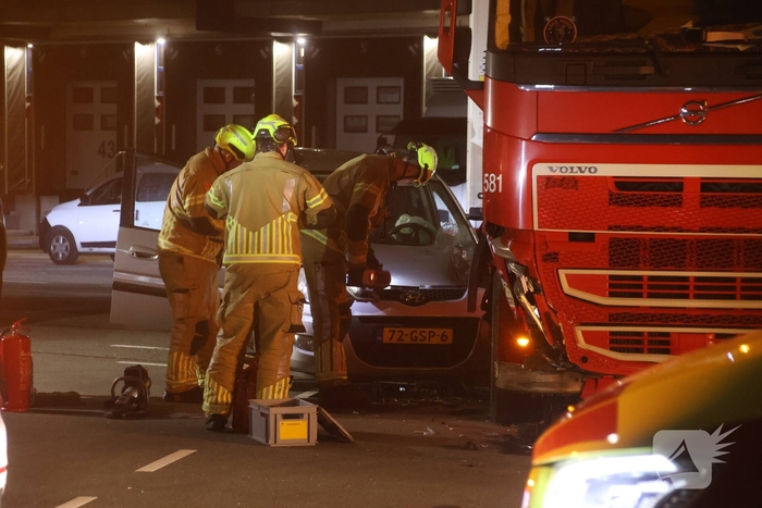 Zwaargewonde bij ongeval met vrachtwagen en auto op terrein Flora Holland