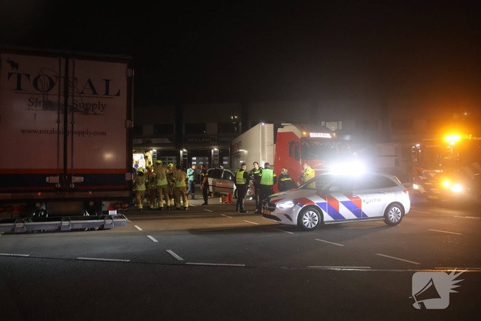 Zwaargewonde bij ongeval met vrachtwagen en auto op terrein Flora Holland