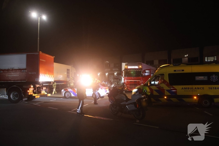 Zwaargewonde bij ongeval met vrachtwagen en auto op terrein Flora Holland
