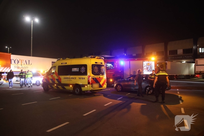 Zwaargewonde bij ongeval met vrachtwagen en auto op terrein Flora Holland