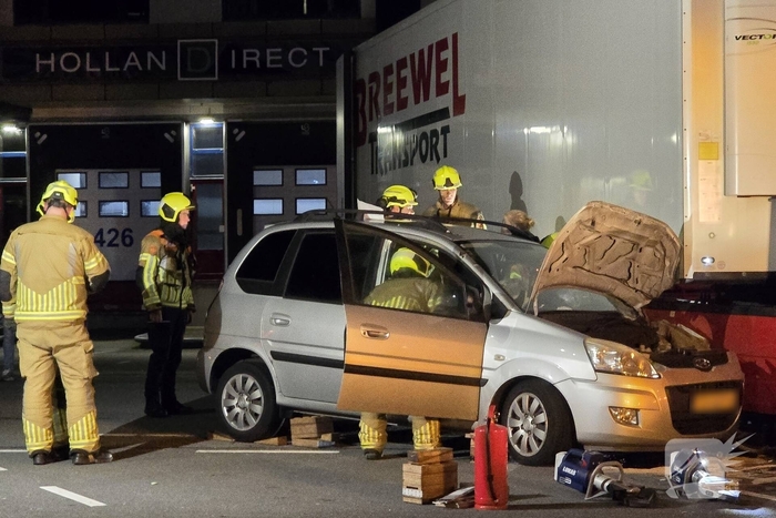 Zwaargewonde bij ongeval met vrachtwagen en auto op terrein Flora Holland