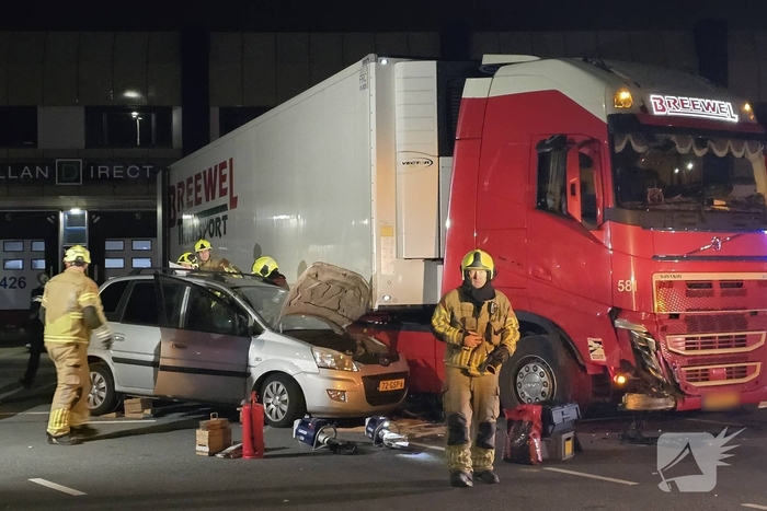 Zwaargewonde bij ongeval met vrachtwagen en auto op terrein Flora Holland