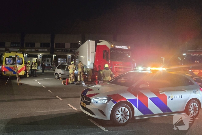 Zwaargewonde bij ongeval met vrachtwagen en auto op terrein Flora Holland