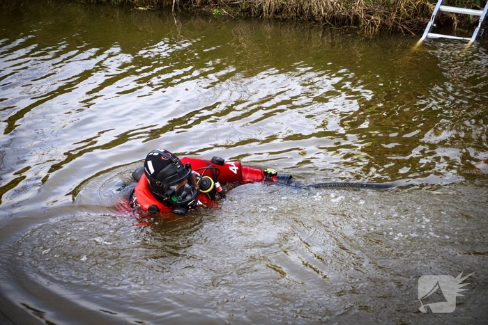 Zoekactie naar mogelijk kind in het water na aantreffen step