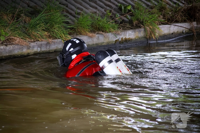 Zoekactie naar mogelijk kind in het water na aantreffen step