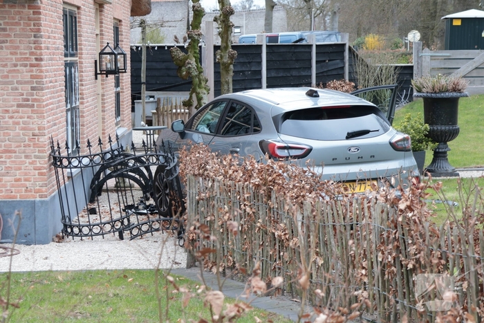 Automobilist verliest macht over het stuur en belandt in voortuin