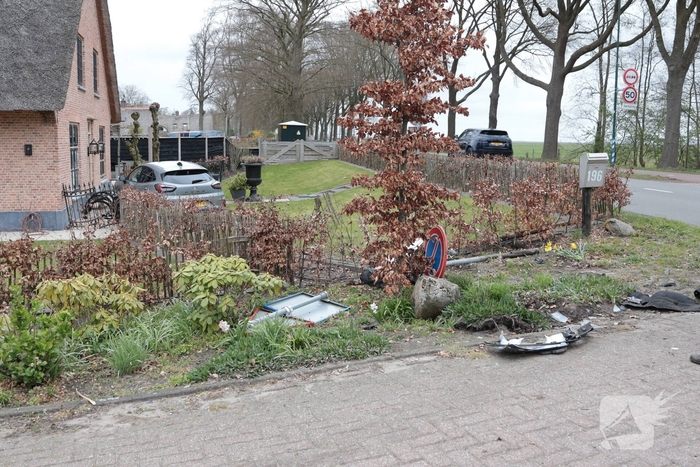 Automobilist verliest macht over het stuur en belandt in voortuin