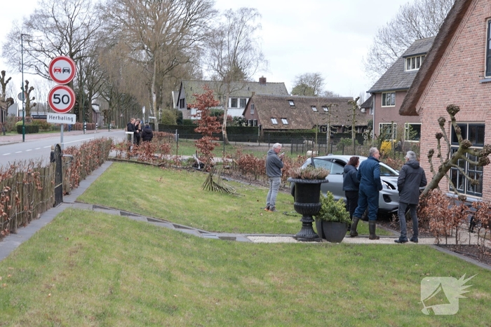 Automobilist verliest macht over het stuur en belandt in voortuin