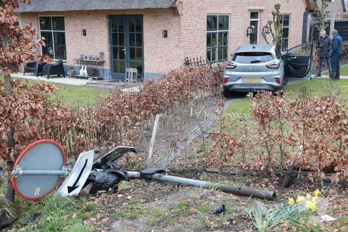 Automobilist verliest macht over het stuur en belandt in voortuin