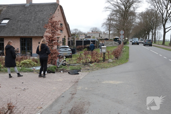 Automobilist verliest macht over het stuur en belandt in voortuin
