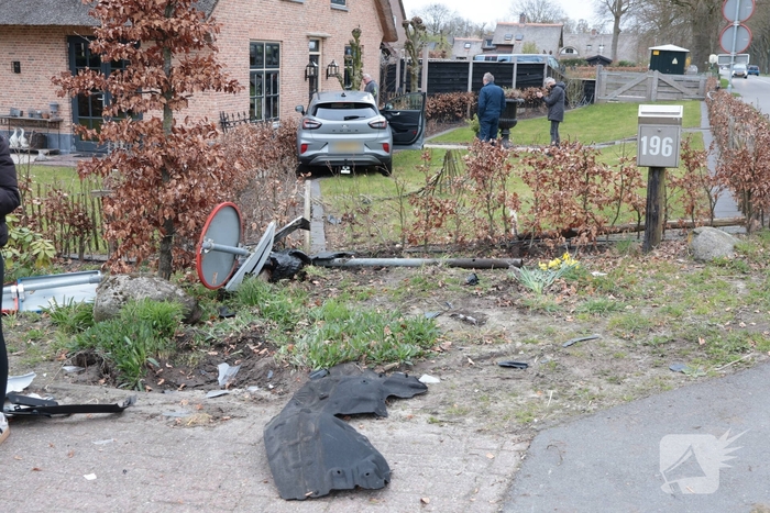 Automobilist verliest macht over het stuur en belandt in voortuin