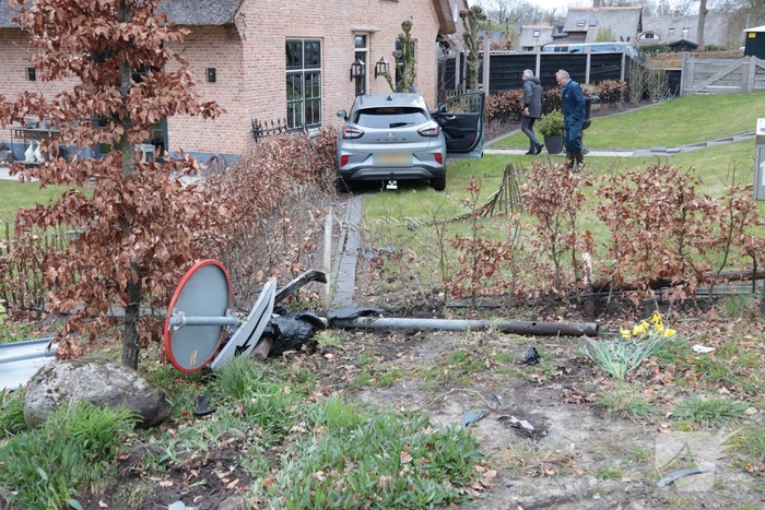 Automobilist verliest macht over het stuur en belandt in voortuin