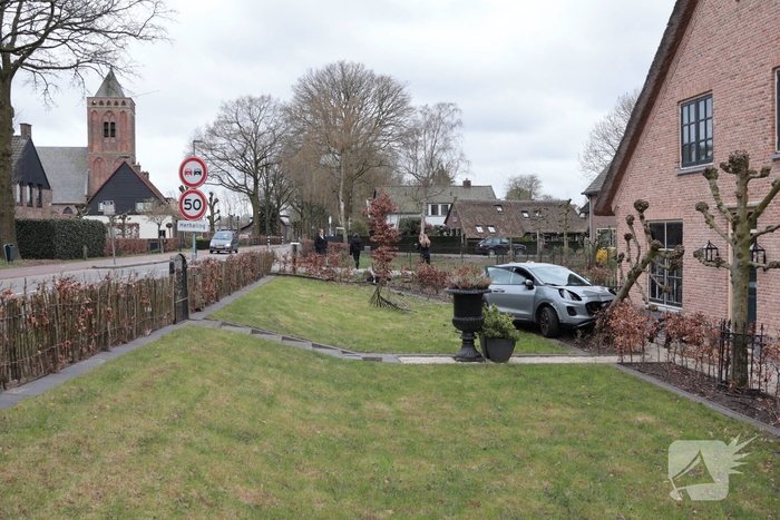 Automobilist verliest macht over het stuur en belandt in voortuin