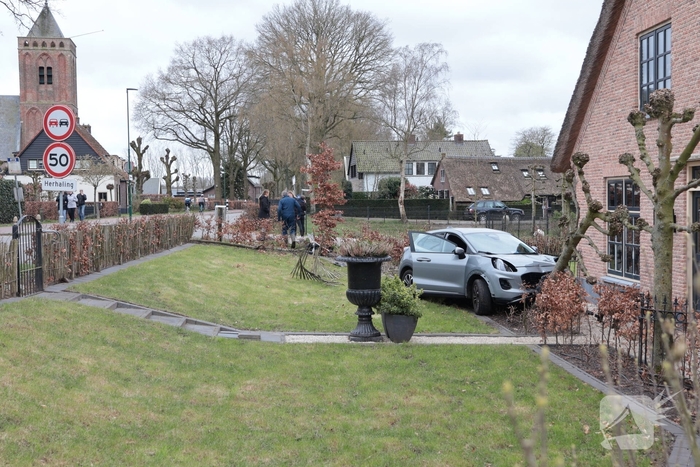 Automobilist verliest macht over het stuur en belandt in voortuin