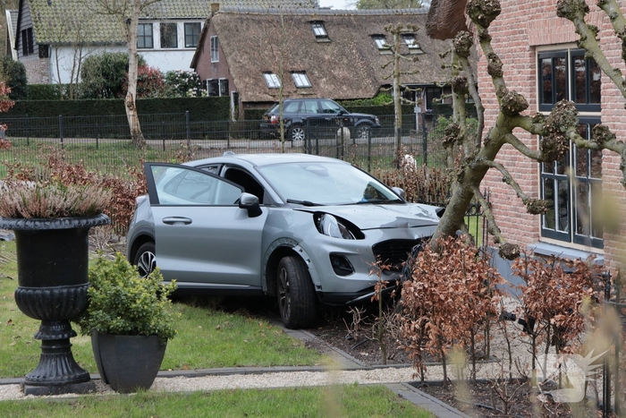 Automobilist verliest macht over het stuur en belandt in voortuin
