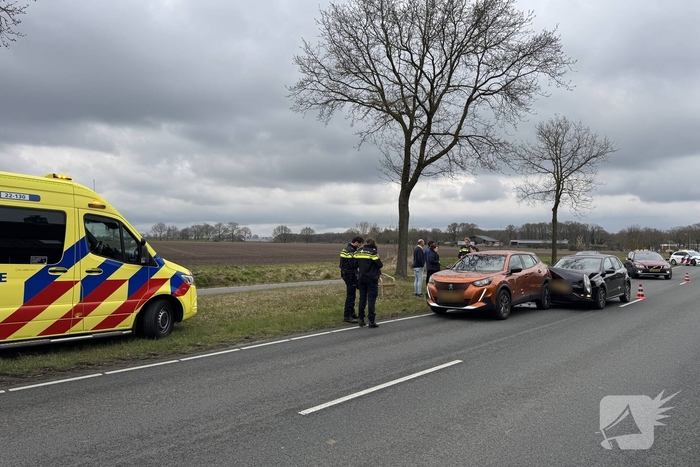Botsing tussen twee auto's leidt tot gewonde
