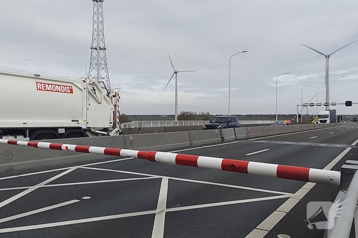 Aanrijding met slagboom veroorzaakt verkeersvertraging
