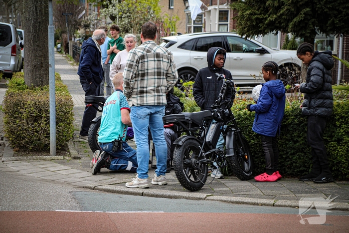 Fatbiker negeert stopbord en botst met auto