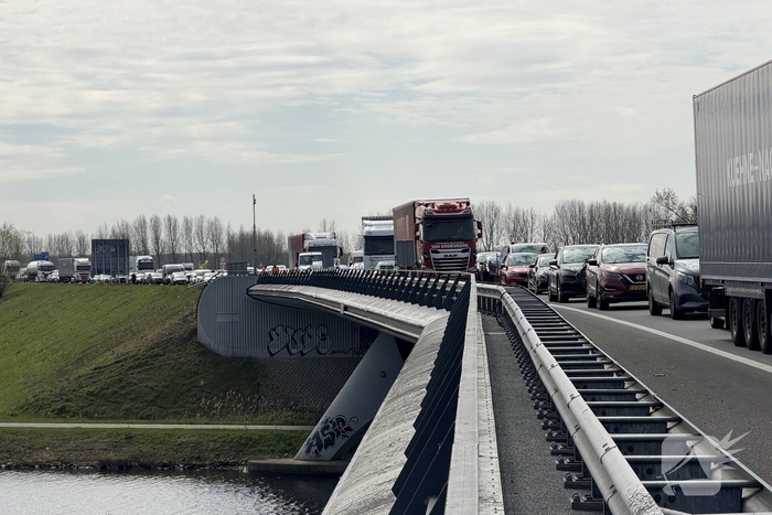 Vrachtwagens botsen op elkaar op snelweg