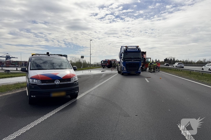 Vrachtwagens botsen op elkaar op snelweg