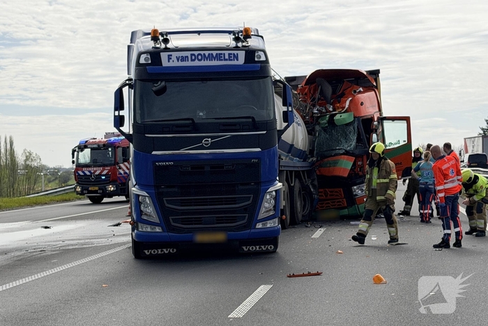 Vrachtwagens botsen op elkaar op snelweg