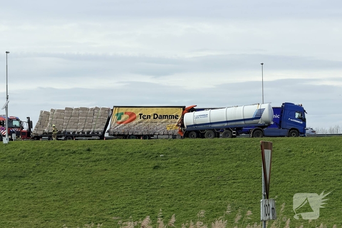 Vrachtwagens botsen op elkaar op snelweg