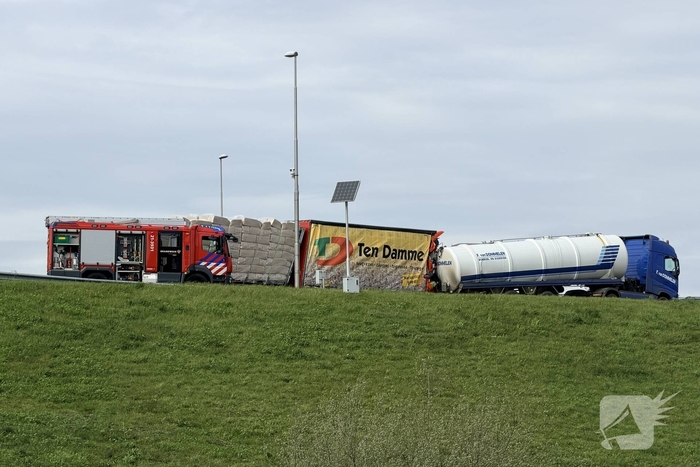 Vrachtwagens botsen op elkaar op snelweg