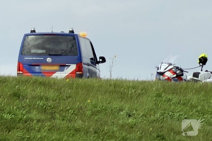 Vrachtwagens botsen op elkaar op snelweg