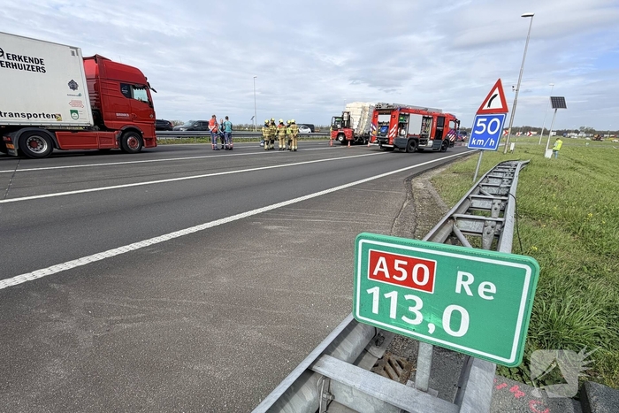 Vrachtwagens botsen op elkaar op snelweg