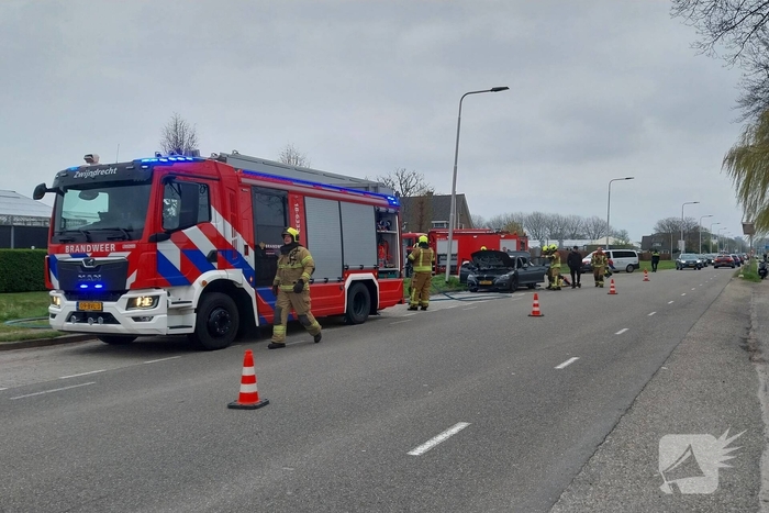 Auto brandt volledig uit