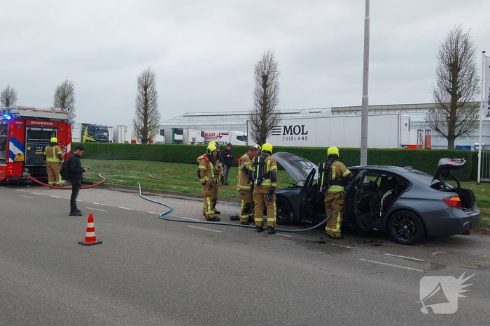 Auto brandt volledig uit