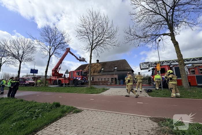 Brand in schoorsteen slaat over naar rieten dak