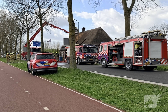Brand in schoorsteen slaat over naar rieten dak