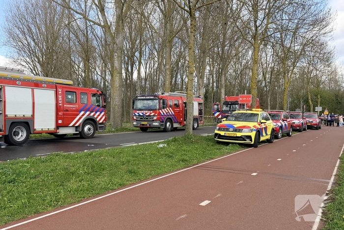 Brand in schoorsteen slaat over naar rieten dak
