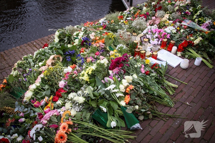 Studenten herdenken overleden student Cuinn met bloemen