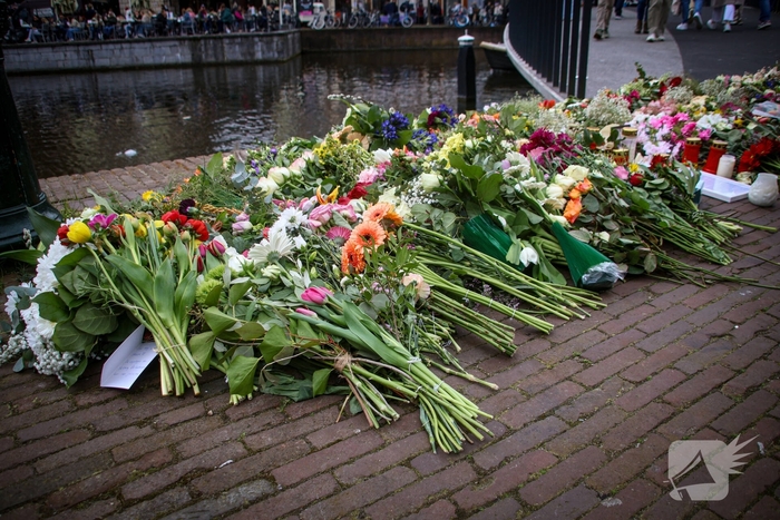 Studenten herdenken overleden student Cuinn met bloemen