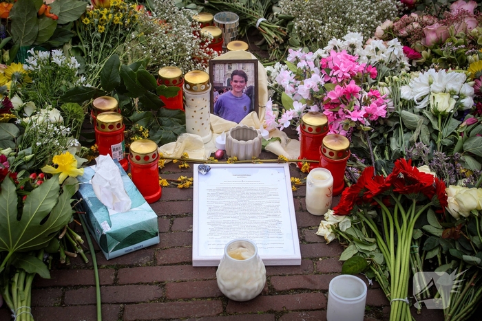 Studenten herdenken overleden student Cuinn met bloemen