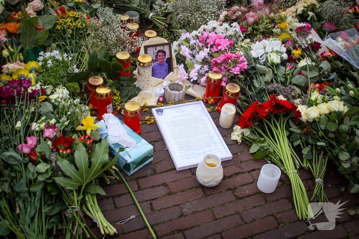 Studenten herdenken overleden student Cuinn met bloemen
