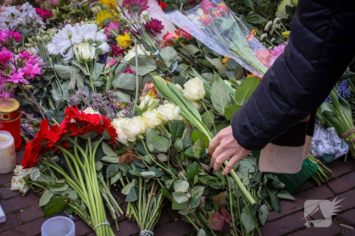 Studenten herdenken overleden student Cuinn met bloemen