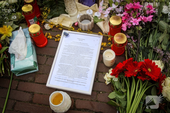 Studenten herdenken overleden student Cuinn met bloemen