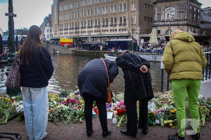 Studenten herdenken overleden student Cuinn met bloemen